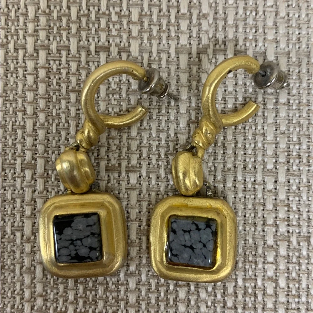 ROXANNE ASSOULIN Vintage Brushed Matte Gold Tone Dangle Earrings Black Gray